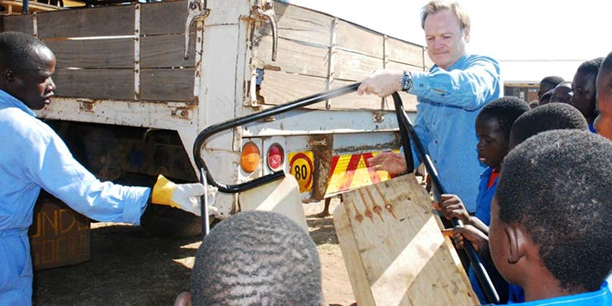 MSNBC host Lawrence O'Donnell delivers desks to Malawi Credit: Global Citizen (http://bit.ly/1o1zqH5)