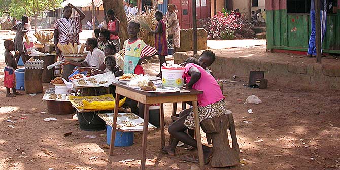 Roadside traders in Guinea Bissau Photo credit: Photo RNW.org via Flickr (http://bit.ly/2eCVQJD) CC BY-ND 2.0