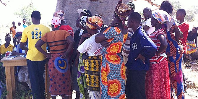 Locals line up at a polling station near Bolgatanga in Northern Ghana Photo Credit: Eileen Delhi via Flickr (http://bit.ly/2gtTXkf) CC BY-NC-SA 2.0