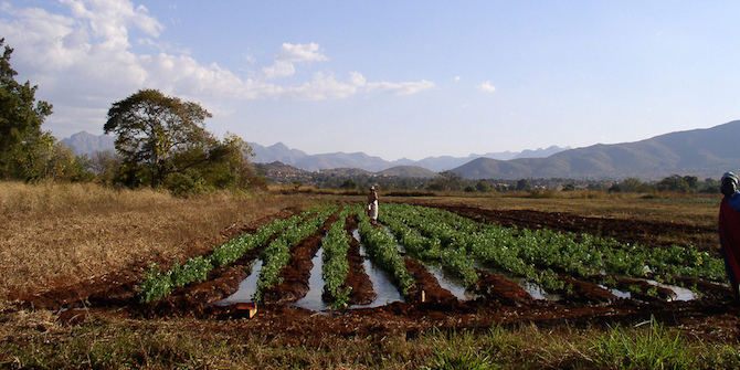 Irrigation in a smallholderfarm in South Africa Photo Credit: © 2005 Claudia Ringler/IFPRI via Flickr (http://bit.ly/2gRXhF7) CC BY-NC-ND 2.0