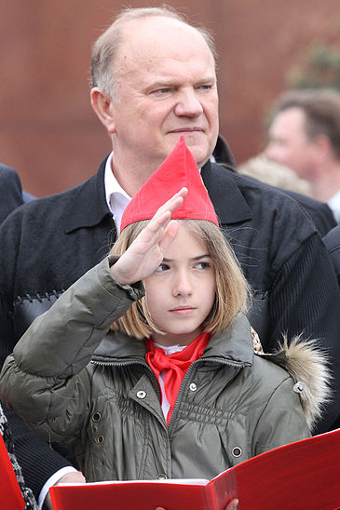 Leader of the Communist Party Gennady Zyuganov and a participant of the Young Pioneer induction ceremony on Moscow's Red Square (RIA Novosti archive, image #910729 / Vladimir Fedorenko / CC-BY-SA 3.0)
