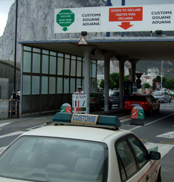 Spain-Gibraltar border crossing, Credit: Lancastrian (CC-BY-SA-3.0)