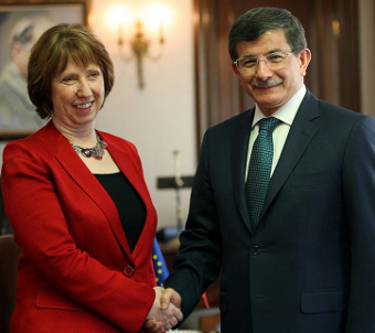 Catherine Ashton and Turkish Foreign Minister Ahmet Davutoğlu (Credit: EEAS, CC-BY-SA-3.0)