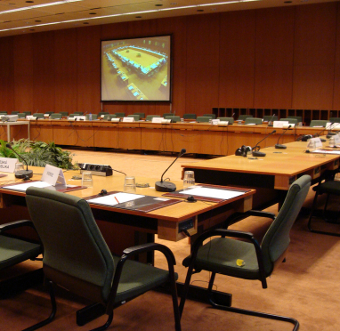 Council meeting room, Credit: Ines Saralva (CC-BY-SA-3.0)