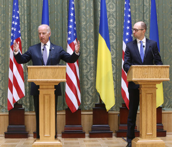 US Vice President Joe Biden and Ukraine Prime Minister Arseniy Yatsenyuk on 22 April, Credit: US Embassy in Kyiv (CC-BY-SA-3.0)