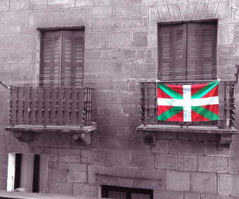 Flag of the Basque Country Autonomous Community of Spain, Credit: Iñaki Queralt (CC-BY-SA-3.0)