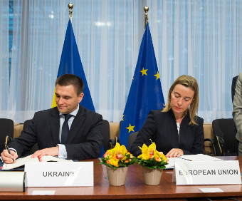 Federica Mogherini and Ukrainian Foreign Minister, Pavlo Klimkin, signing an EU-Ukraine agreement on 17 November, Credit: EEAS (CC-BY-SA-ND-NC-3.0)