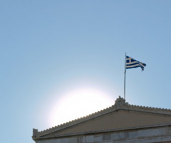 Flag on top of Greek Parliament building, Credit:  lloydsla.de (CC-BY-SA-3.0)
