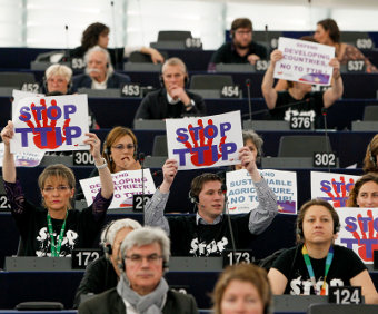 Opposition to TTIP during the vote in the European Parliament on 10 June, Credit: GUE/NGL (CC-BY-SA-3.0)