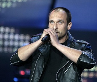 Pawel Kukiz on stage (via radio90.pl)