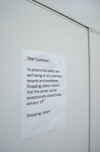 Aviso sobre o fechamento do shopping na entrada principal. NINJA Media (CC BY-NC-SA 2.0).