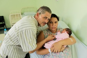 Adelir de Goes and her husband with their child in the hospital. Photo made by Erika Carolina, from Folha de São Paulo.