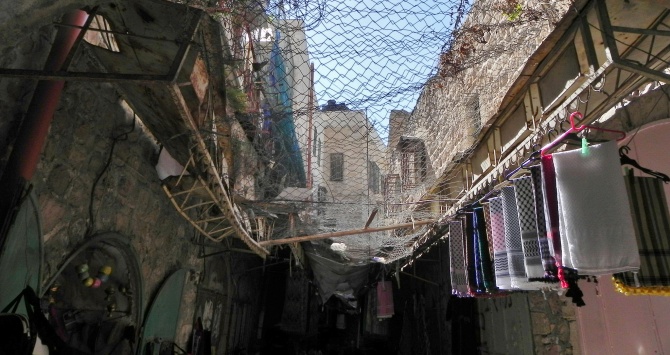 Covered Souk in Hebron West Bank. Photo Credit: Young Shanahan via Flickr [https://www.flickr.com/photos/youngshanahan/9770875273/] License: CC BY 2.0