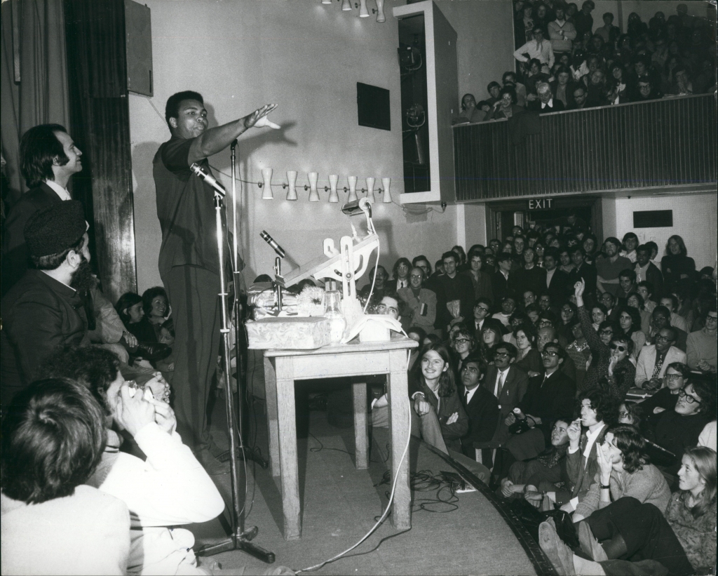 E0YXNT Oct. 10, 1971 - Muhammad Ali Speaks at the London School of Economics. Keystone Pictures USA / Alamy Stock Photo
