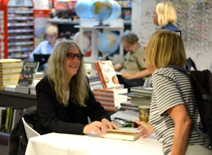 2-patti-smith-at-a-book-signing-at-politikens-boghal