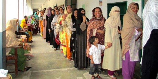 dfid-women-in-rawalpindi-queuing-to-vote