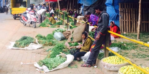 Street sellers in Madiwala market, Bangalore. A divide emerges between those who are able to access digital payment platforms such as Paytm, and those who are not.  Image credit: Silvia Masiero